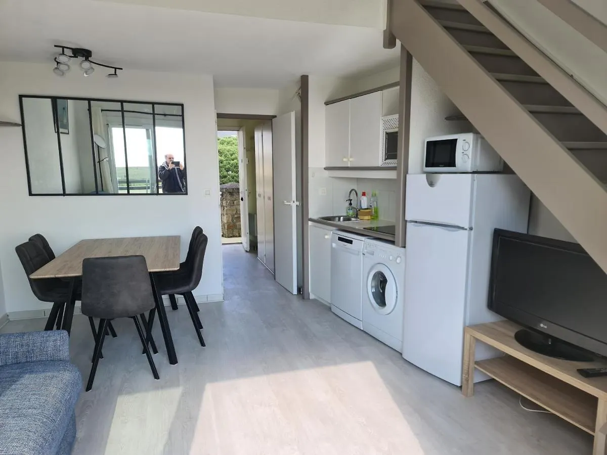 Appartement Pour 5 Pers. Avec Terrasse Et Acces Piscine A Arzon - Fr-1-639-17 0*,
