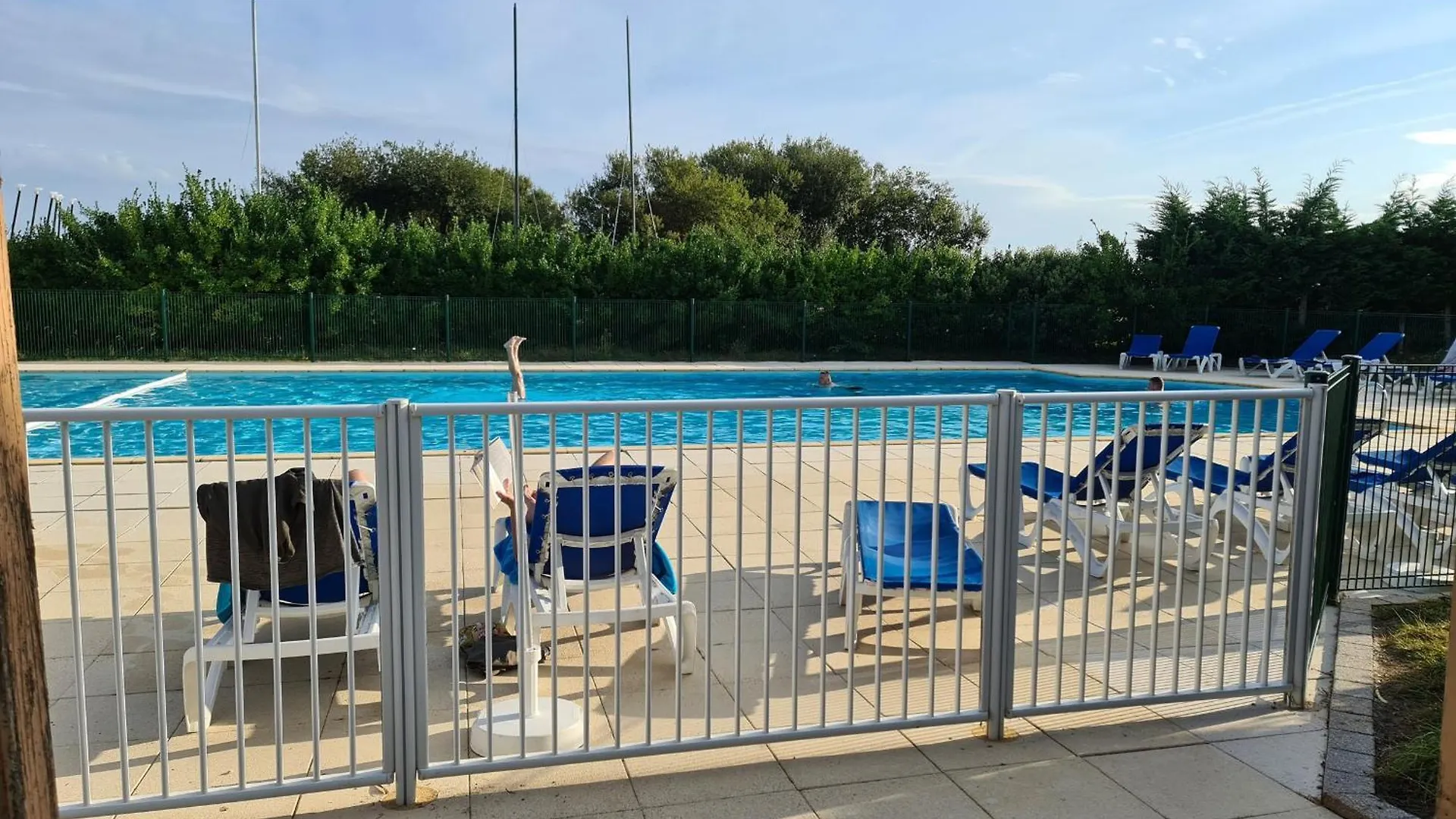 Appartement Pour 5 Pers. Avec Terrasse Et Acces Piscine A Arzon - Fr-1-639-17