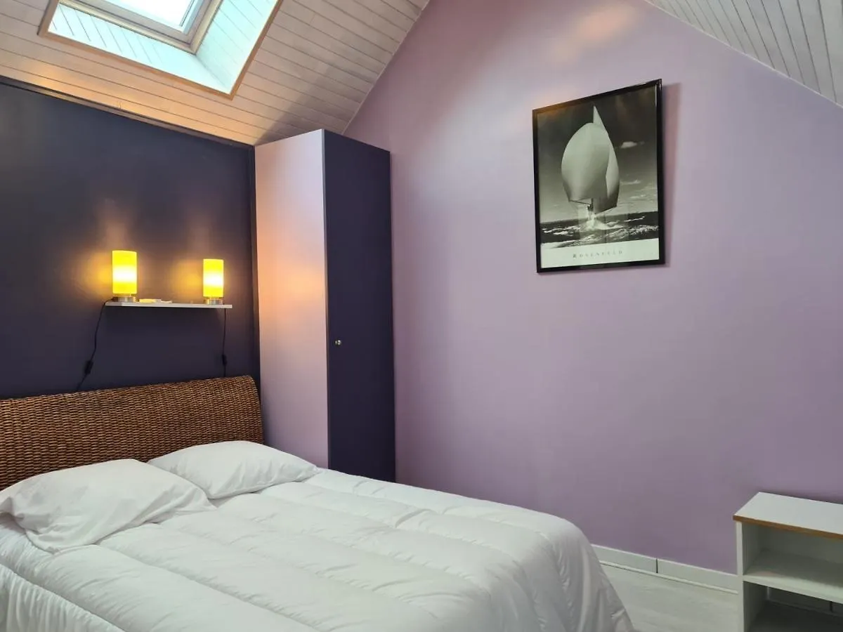 Appartement Pour 5 Pers. Avec Terrasse Et Acces Piscine A Arzon - Fr-1-639-17 0*,  France