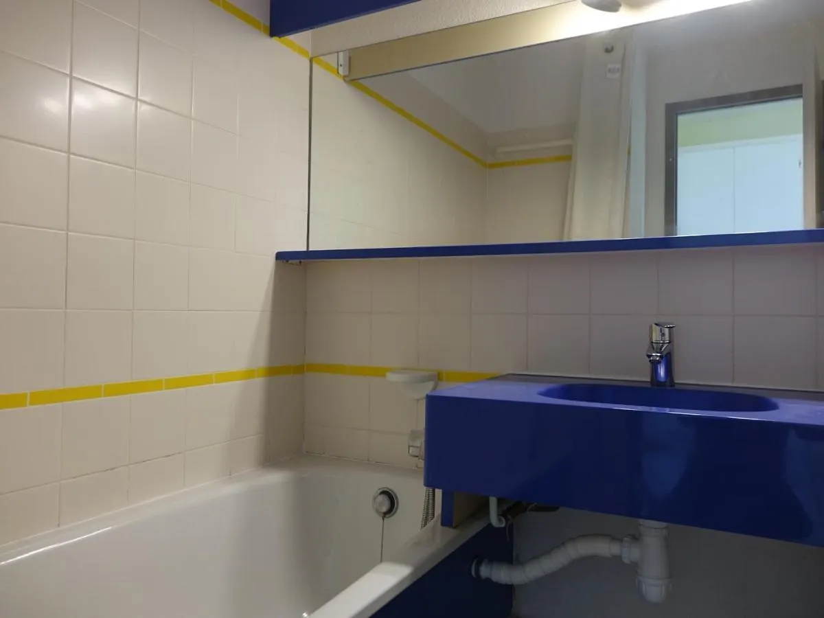 Appartement Pour 5 Pers. Avec Terrasse Et Acces Piscine A Arzon - Fr-1-639-17