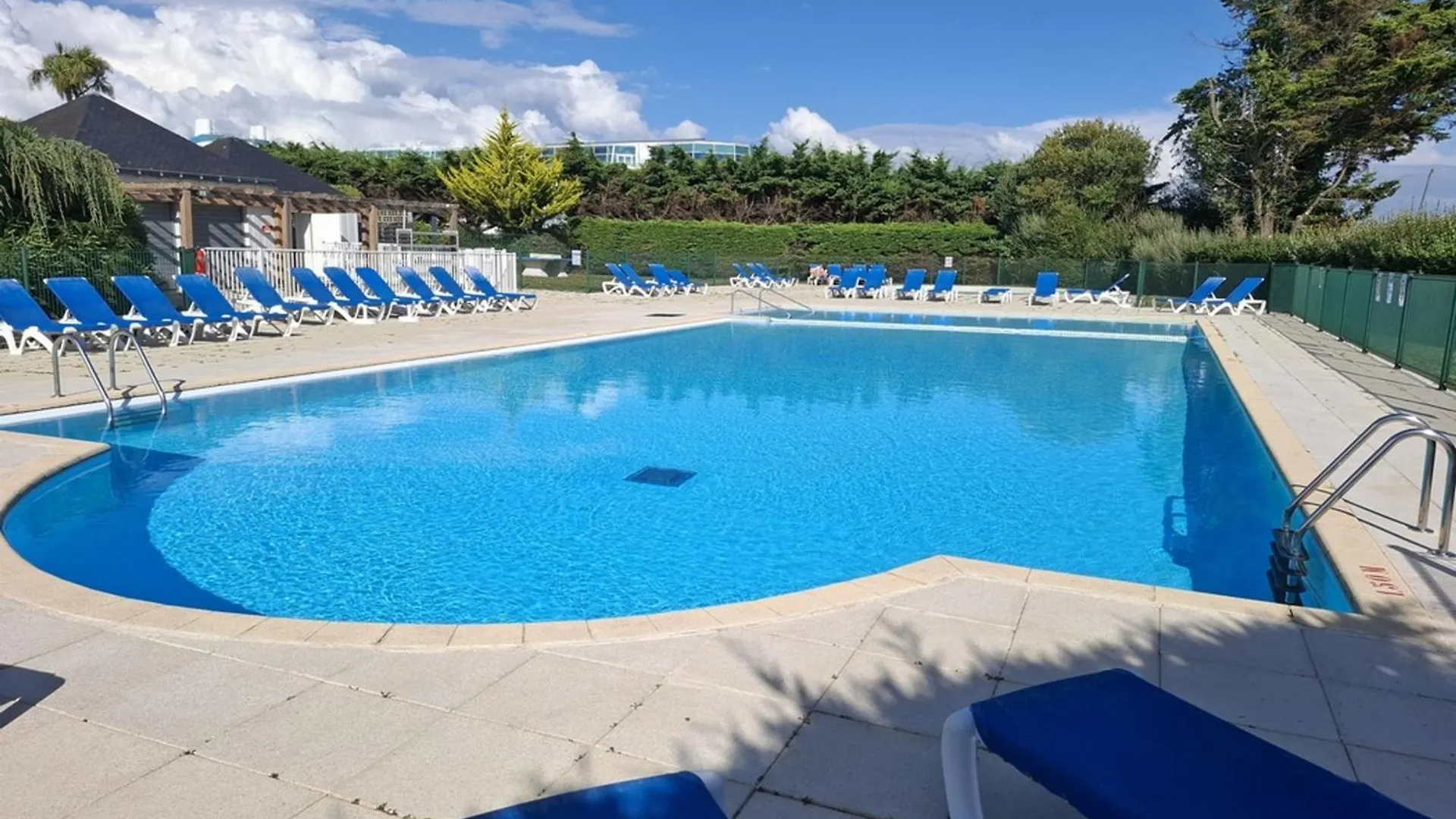 Apartment Appartement Pour 5 Pers. Avec Terrasse Et Acces Piscine A Arzon - Fr-1-639-17