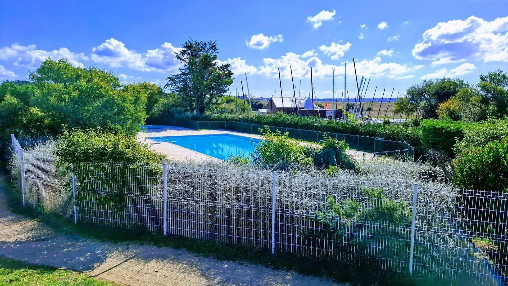 Appartement Pour 5 Pers. Avec Terrasse Et Acces Piscine A Arzon - Fr-1-639-17